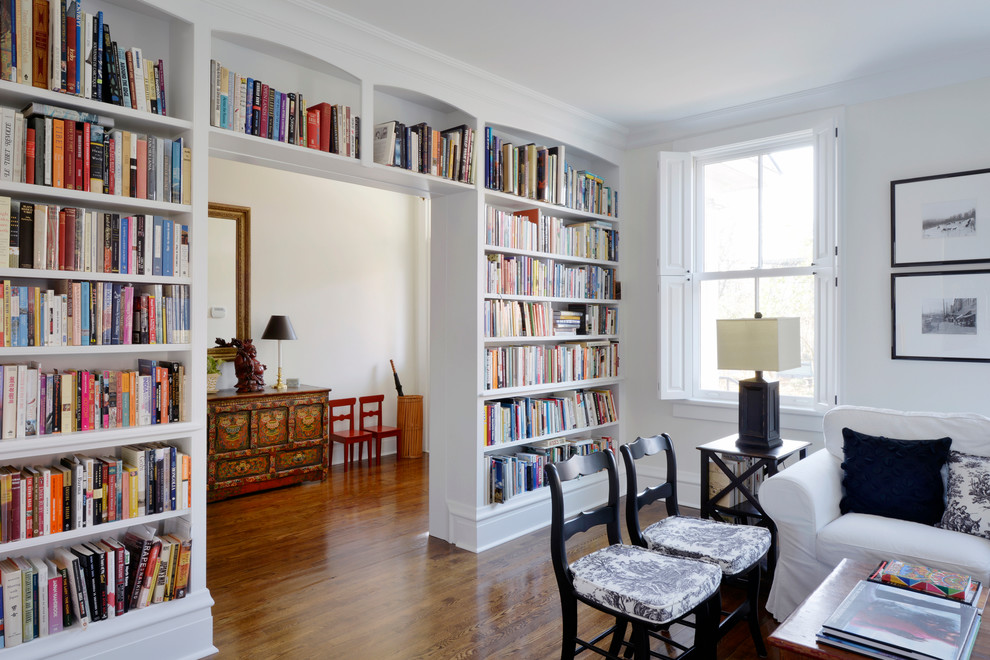 Foto di un soggiorno tradizionale chiuso con libreria, pareti bianche e pavimento in legno massello medio
