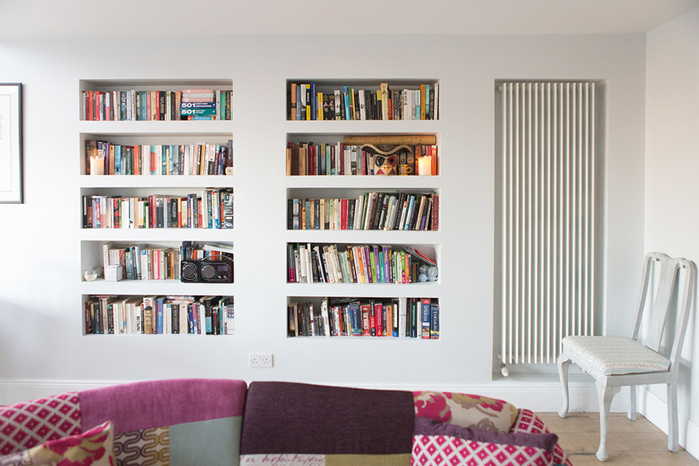 Mittelgroßes, Offenes Modernes Wohnzimmer mit grauer Wandfarbe, Vinylboden und Multimediawand in Dublin