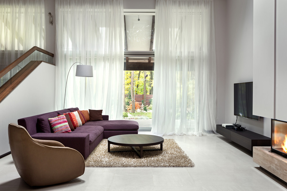 Immagine di un grande soggiorno minimal aperto con sala formale, TV a parete, pareti bianche e camino classico