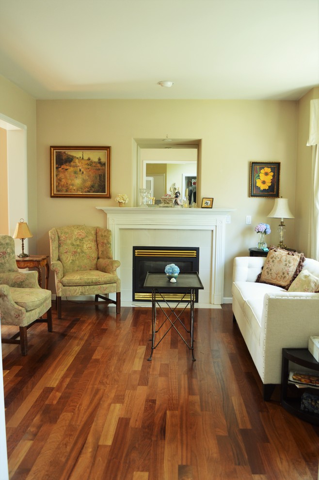 Mittelgroßes, Repräsentatives, Abgetrenntes Klassisches Wohnzimmer mit gelber Wandfarbe, braunem Holzboden, Kamin und gefliester Kaminumrandung in Portland