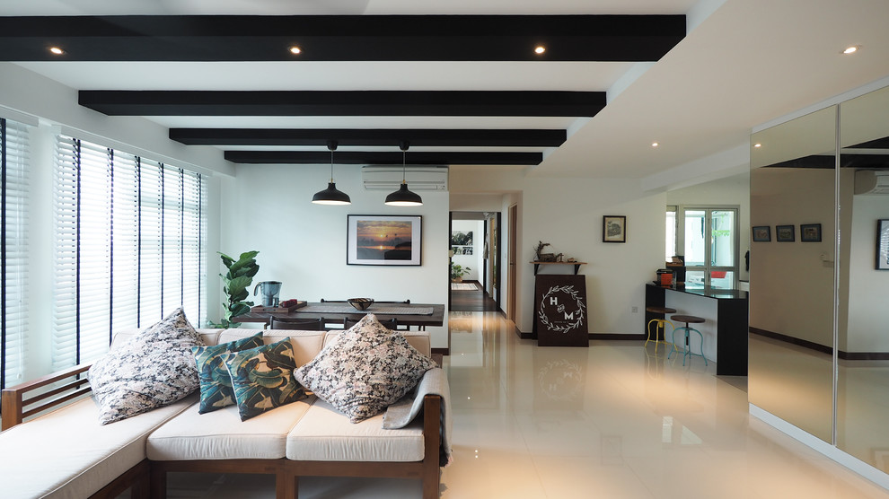Klassisches Wohnzimmer mit weißer Wandfarbe, Marmorboden und beigem Boden in Singapur