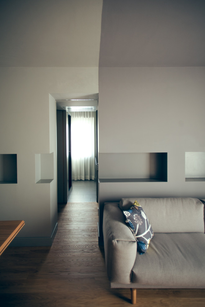 Идея дизайна: маленькая парадная, изолированная гостиная комната в стиле модернизм с серыми стенами и светлым паркетным полом без камина, телевизора для на участке и в саду