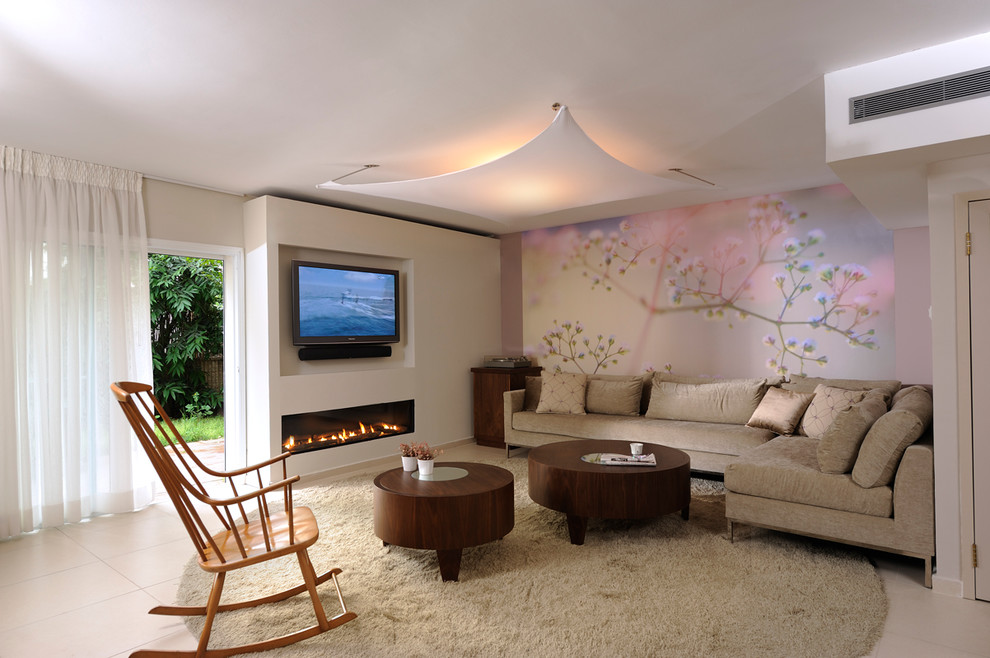 Свежая идея для дизайна: гостиная комната в стиле фьюжн с горизонтальным камином и телевизором на стене - отличное фото интерьера