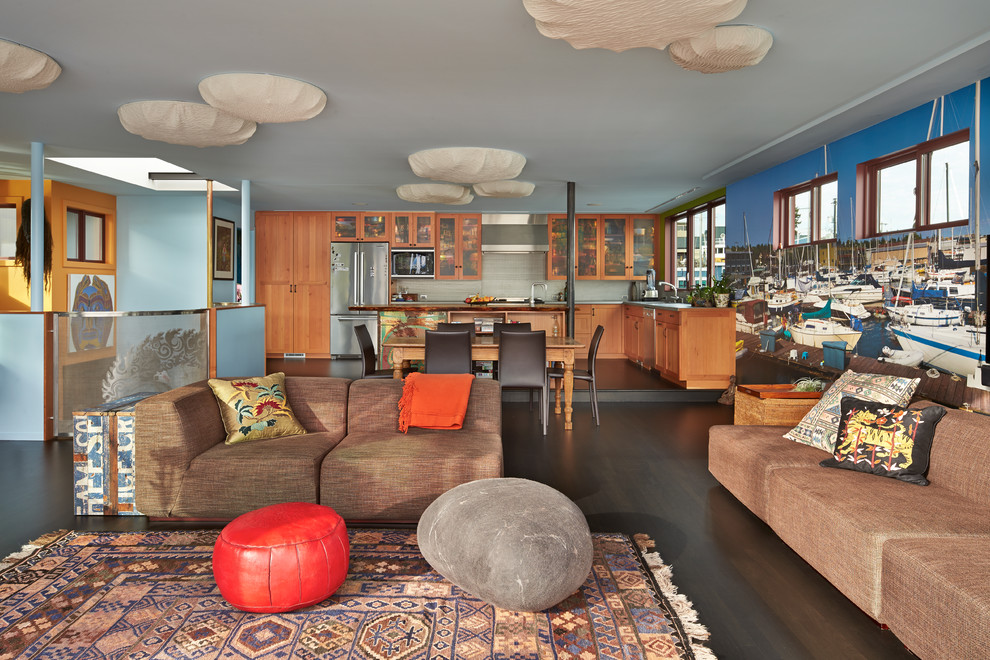 Источник вдохновения для домашнего уюта: открытая гостиная комната в стиле фьюжн с коричневым диваном