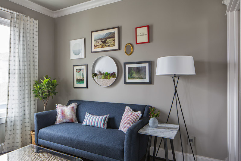 На фото: маленькая открытая гостиная комната:: освещение в стиле фьюжн с серыми стенами, темным паркетным полом, отдельно стоящим телевизором и коричневым полом без камина для на участке и в саду с