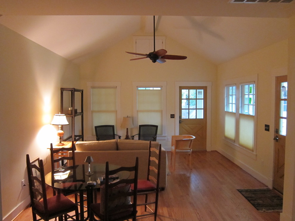 Kleines Rustikales Wohnzimmer mit hellem Holzboden und freistehendem TV in Houston