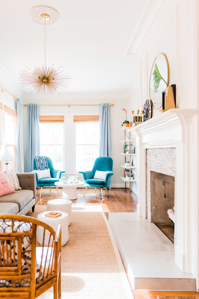 Klassisches Wohnzimmer mit weißer Wandfarbe, braunem Holzboden, Kamin, gefliester Kaminumrandung und braunem Boden in Houston