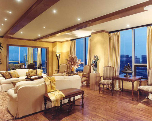 Immagine di un grande soggiorno classico aperto con sala formale, nessuna TV, pareti gialle e pavimento in legno massello medio