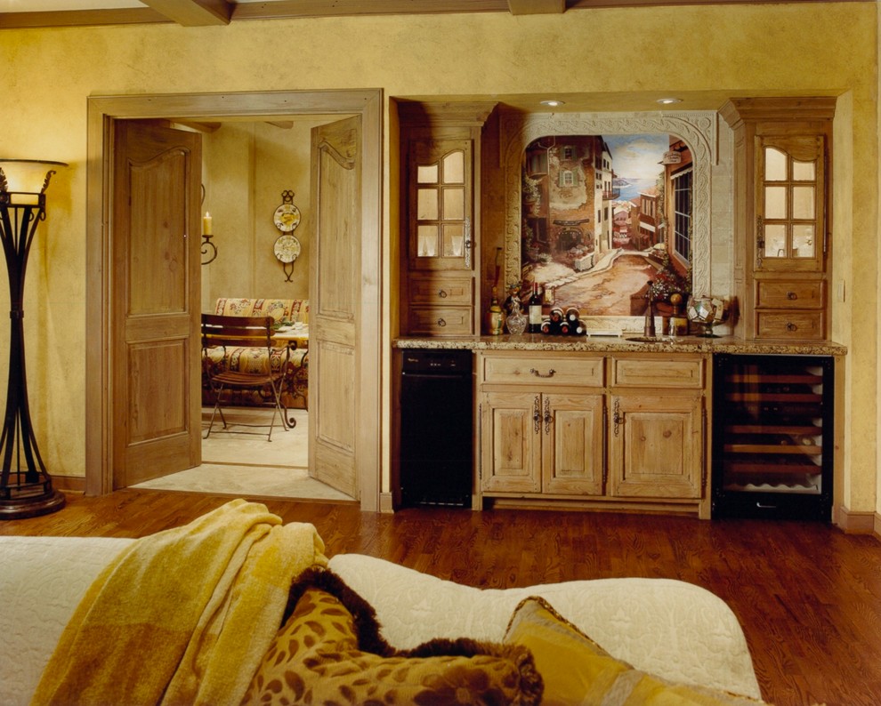 Foto de salón con barra de bar abierto tradicional grande sin televisor con paredes amarillas y suelo de madera en tonos medios