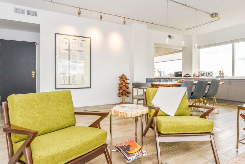 Esempio di un soggiorno minimalista aperto con pareti bianche, pavimento in gres porcellanato, TV a parete e pavimento beige