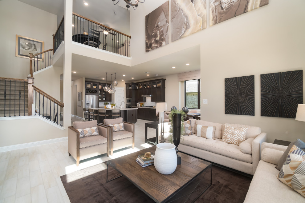 Foto di un soggiorno contemporaneo di medie dimensioni e aperto con pareti beige, parquet chiaro, TV a parete e pavimento beige