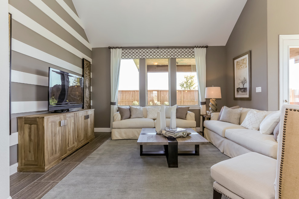 Foto di un grande soggiorno classico aperto con pareti beige, pavimento in gres porcellanato, nessun camino e TV autoportante