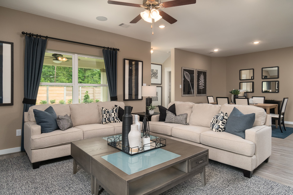 Esempio di un soggiorno design di medie dimensioni e aperto con pareti beige, parquet chiaro e pavimento beige