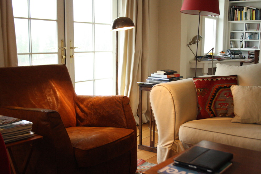 Example of an eclectic living room design in Amsterdam