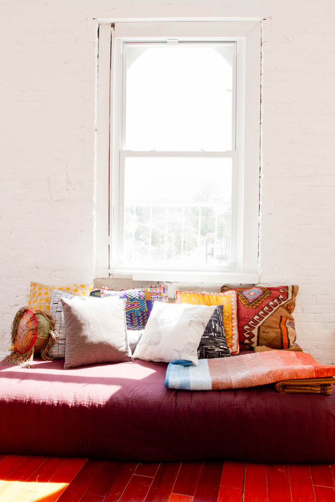 Источник вдохновения для домашнего уюта: гостиная комната в восточном стиле с белыми стенами и красным полом