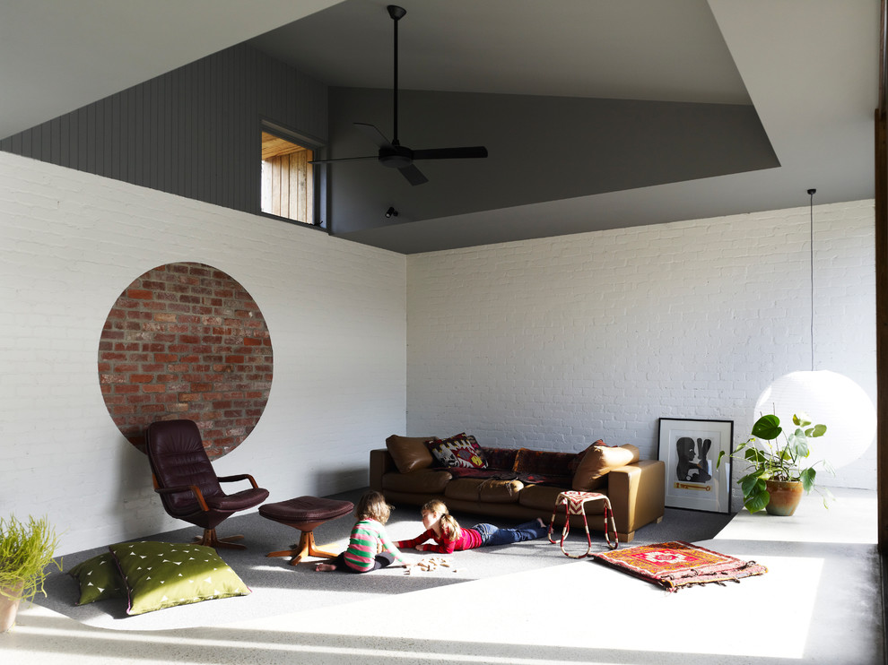 Cette image montre un salon design avec un mur blanc, moquette et un plafond cathédrale.