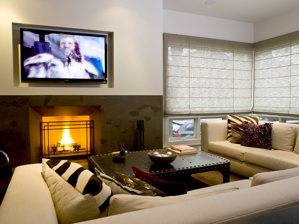 シカゴにあるコンテンポラリースタイルのおしゃれなリビング (白い壁、標準型暖炉、壁掛け型テレビ) の写真