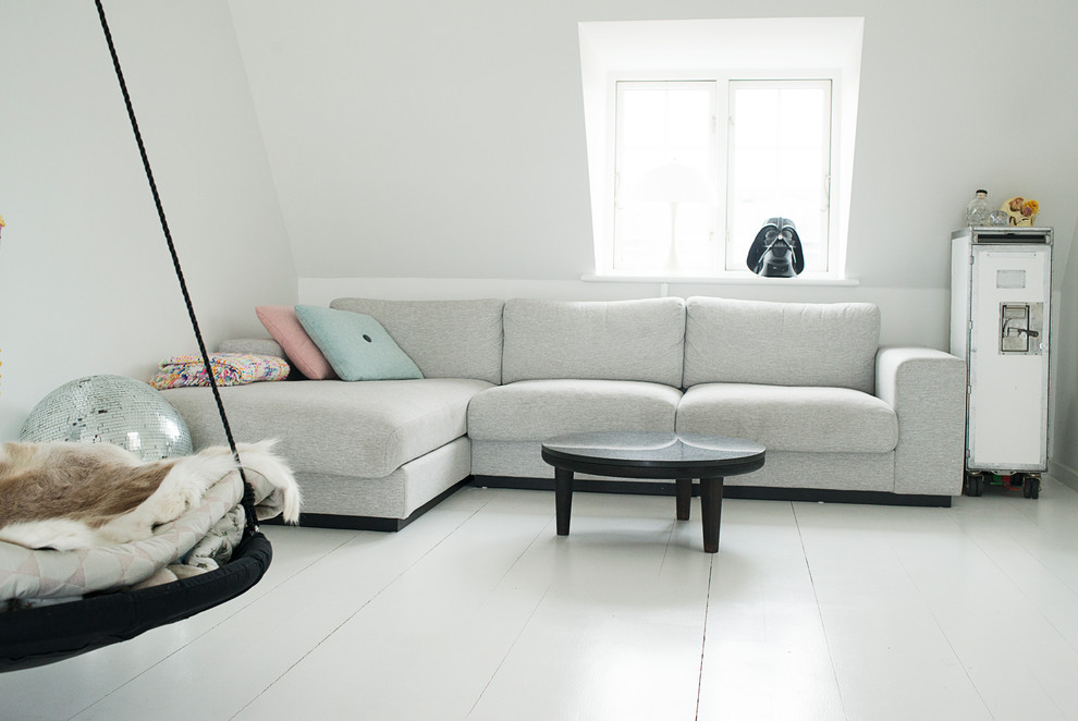 На фото: парадная, изолированная гостиная комната среднего размера в скандинавском стиле с белыми стенами и деревянным полом без телевизора