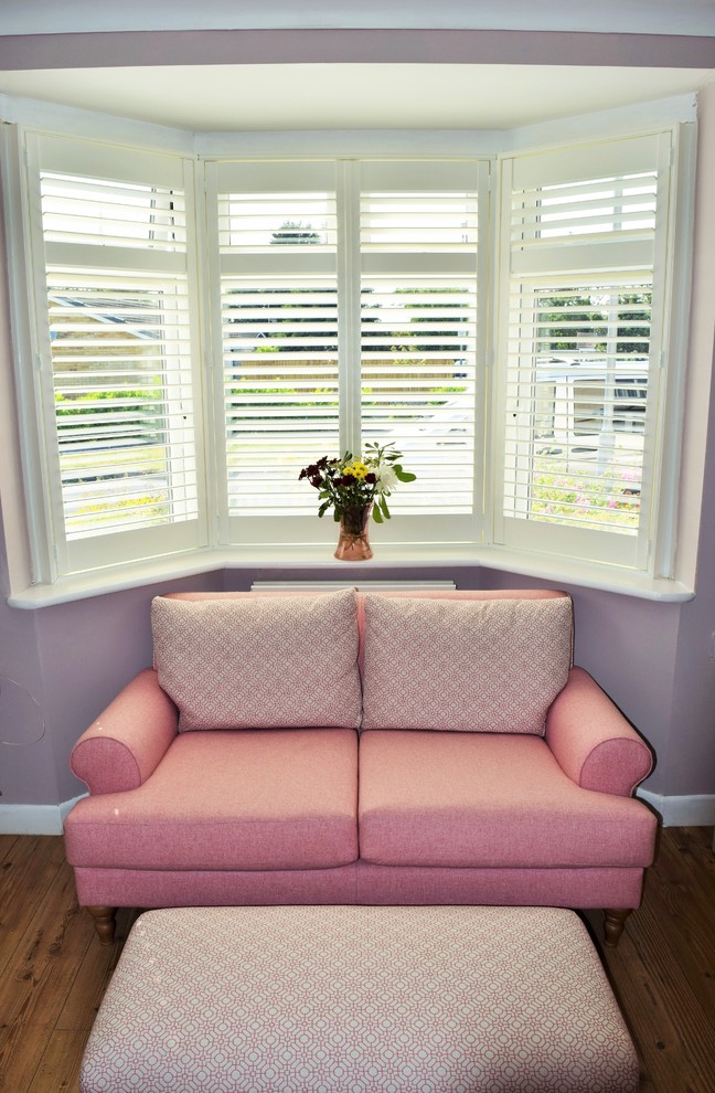 Klassisches Wohnzimmer mit lila Wandfarbe in Dorset