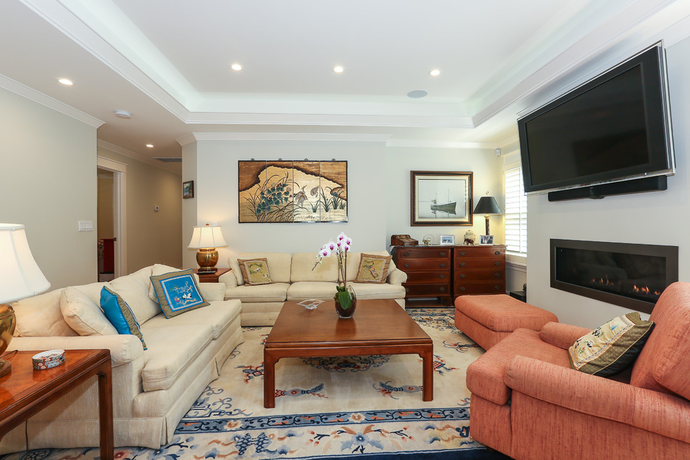 Источник вдохновения для домашнего уюта: гостиная комната в классическом стиле с серыми стенами, горизонтальным камином и телевизором на стене