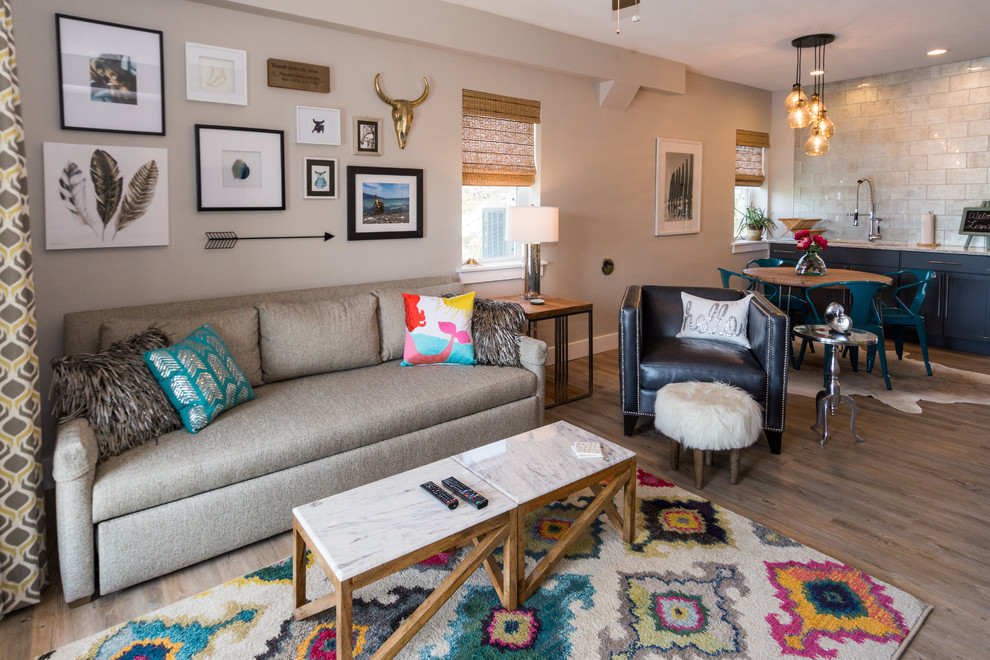 Imagen de salón para visitas abierto de estilo americano de tamaño medio con paredes beige y suelo de madera en tonos medios