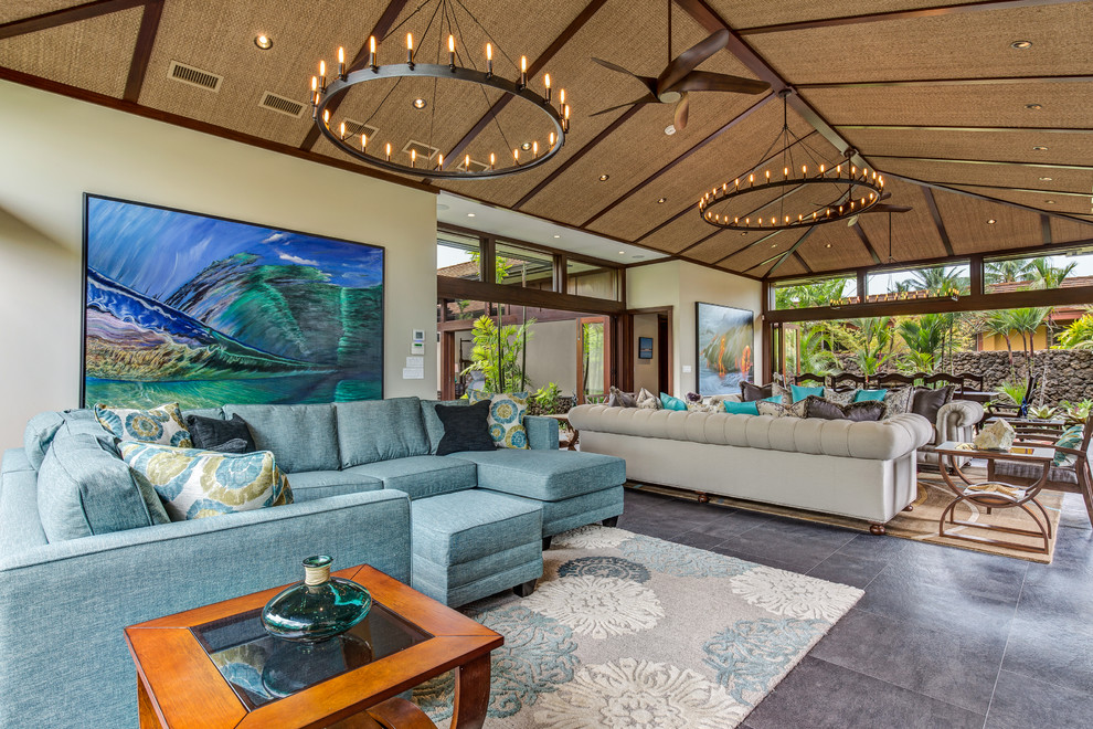 Immagine di un soggiorno tropicale aperto con pareti beige