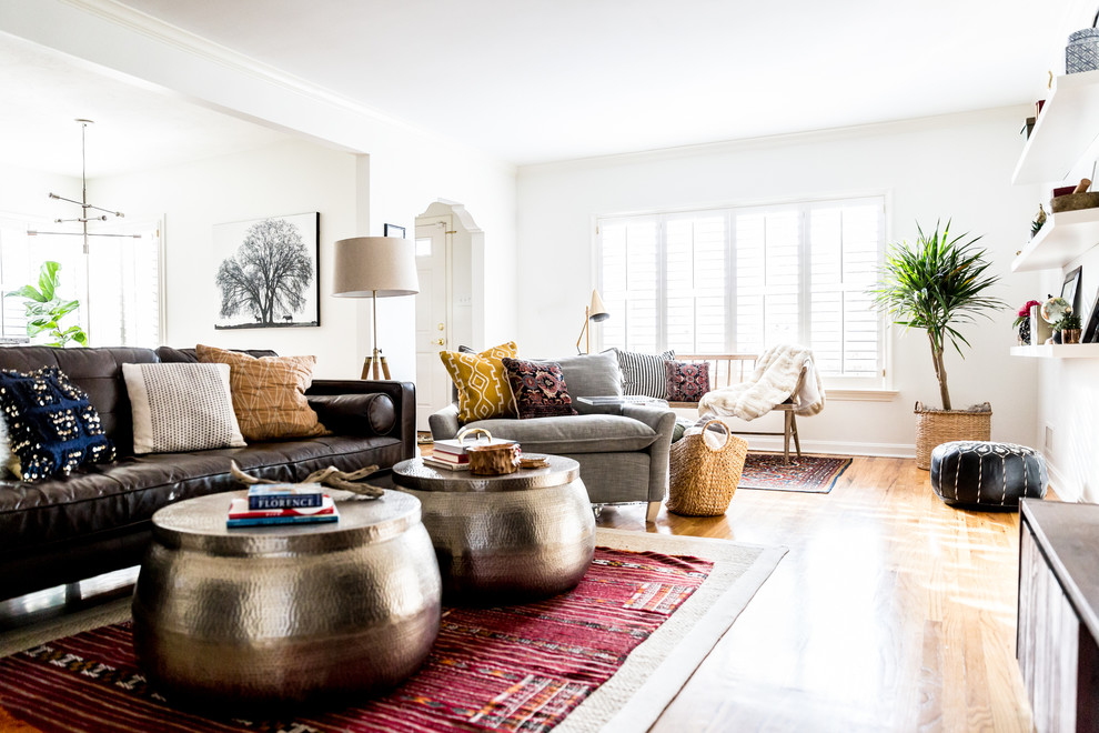 Immagine di un soggiorno design di medie dimensioni e chiuso con sala formale, pareti bianche, pavimento in legno massello medio e pavimento beige