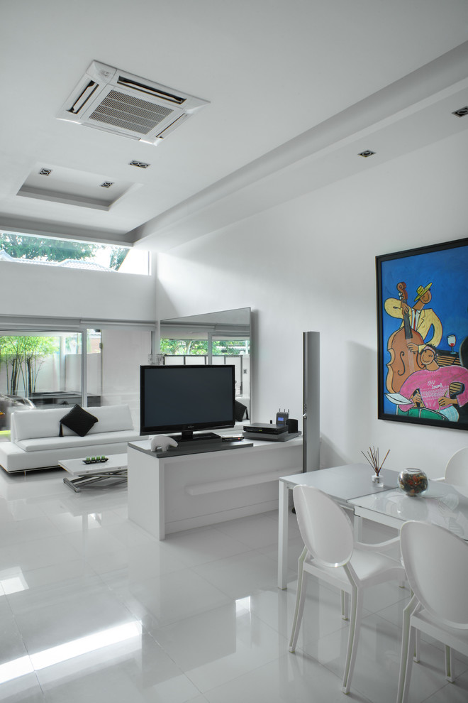 Mittelgroßes, Repräsentatives, Offenes Modernes Wohnzimmer mit weißer Wandfarbe, Porzellan-Bodenfliesen und freistehendem TV in Singapur