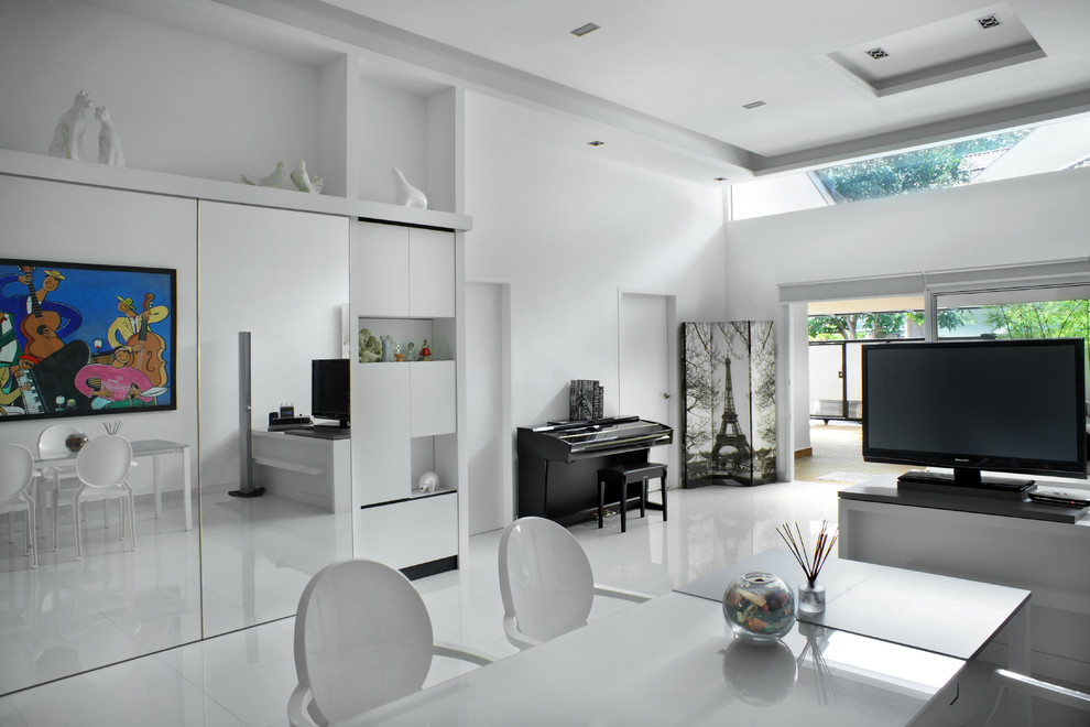 Idee per un soggiorno minimalista di medie dimensioni e aperto con sala formale, pareti bianche, pavimento in gres porcellanato e TV autoportante