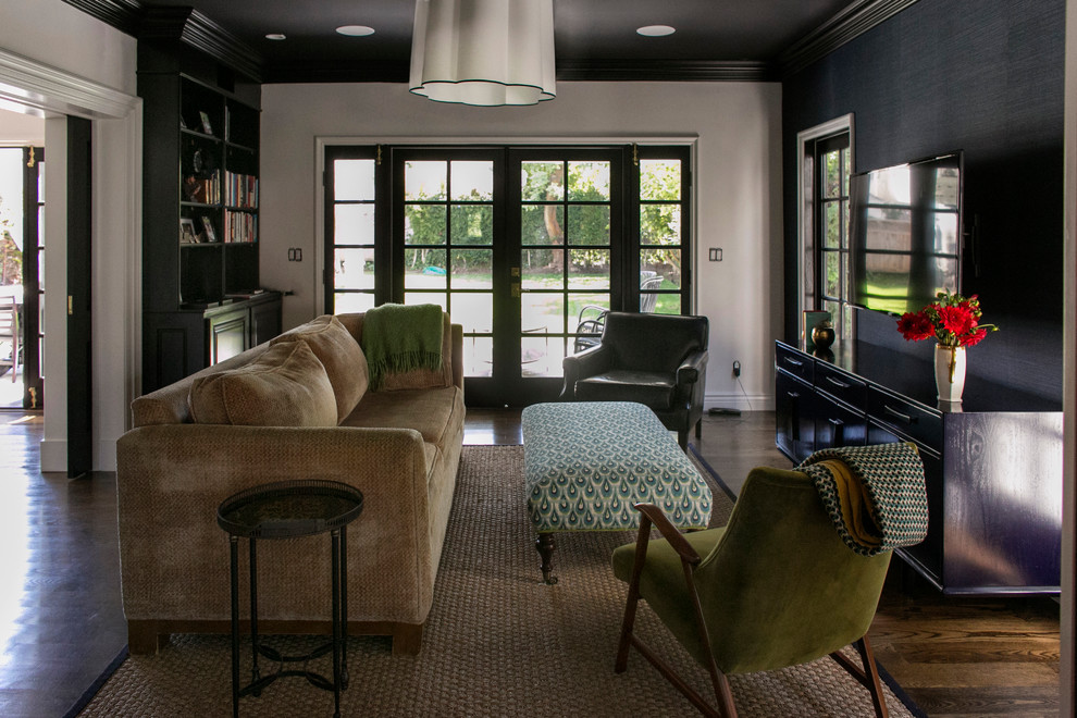 Klassisches Wohnzimmer mit grauer Wandfarbe in Los Angeles