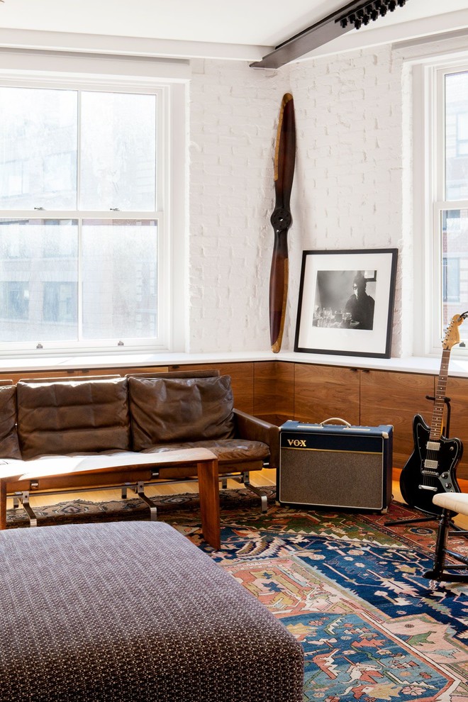 ニューヨークにある高級な中くらいなエクレクティックスタイルのおしゃれな独立型リビング (ミュージックルーム、白い壁、淡色無垢フローリング、暖炉なし、テレビなし、茶色い床) の写真