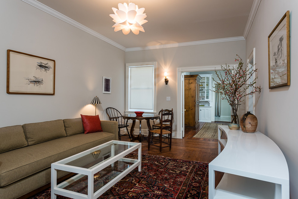 Immagine di un soggiorno minimalista chiuso con sala formale, pareti beige e parquet scuro