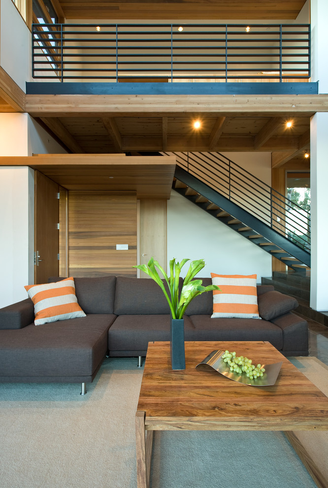 Пример оригинального дизайна: открытая гостиная комната среднего размера в стиле модернизм с ковровым покрытием, белыми стенами и коричневым диваном