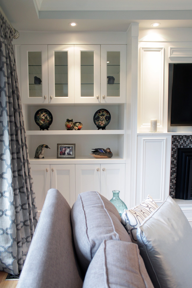 Idee per un piccolo soggiorno classico aperto con sala formale, pareti blu, parquet chiaro, camino bifacciale e TV a parete