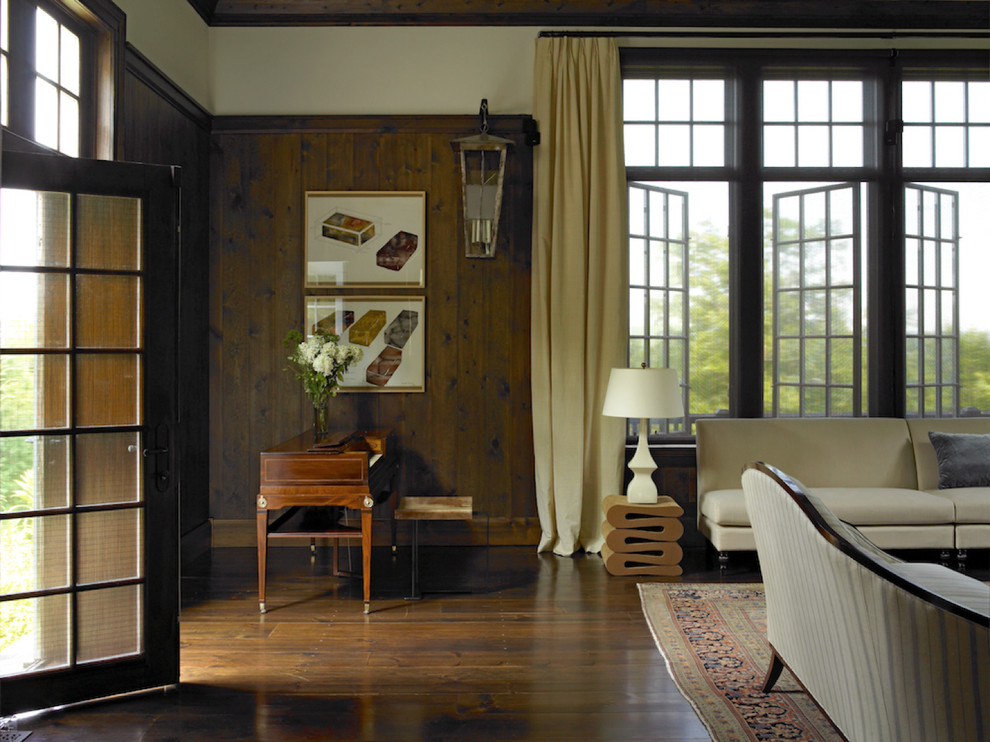 Imagen de salón para visitas cerrado tradicional grande con suelo de madera oscura y cortinas