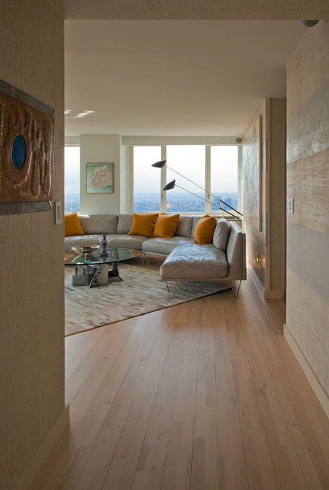 Cette photo montre un salon moderne ouvert avec un mur gris et parquet clair.