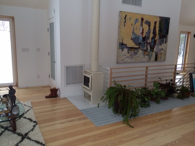 Imagen de salón actual con suelo de madera clara