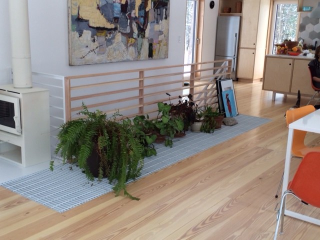 Modernes Wohnzimmer mit hellem Holzboden in New York