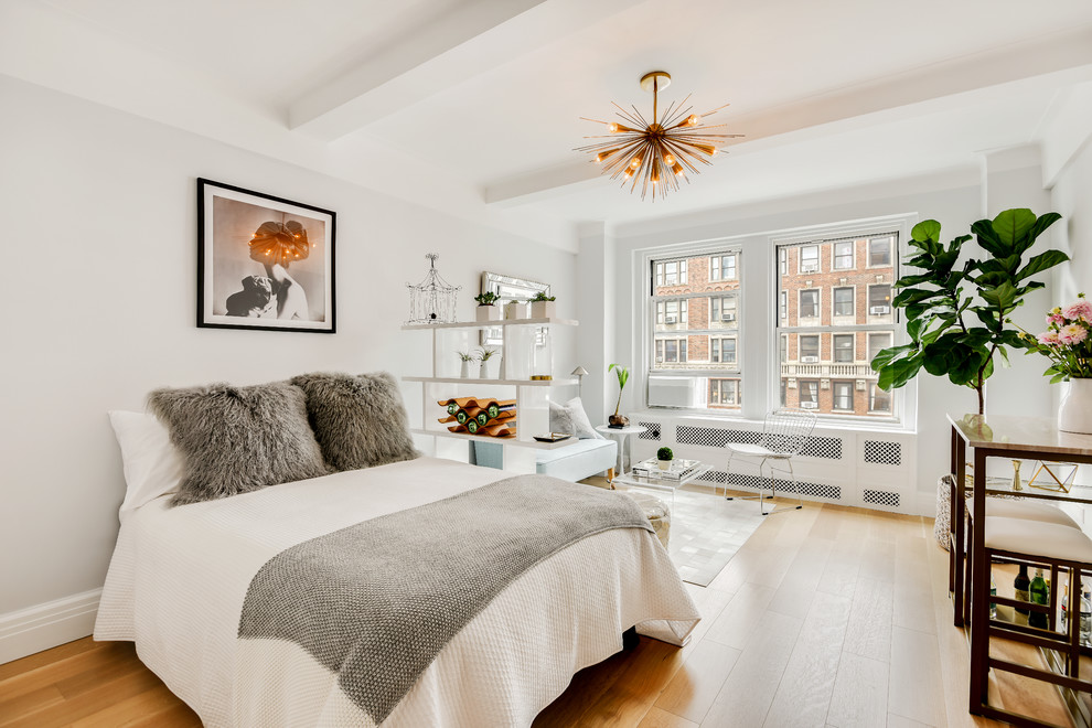 Foto di un piccolo soggiorno design aperto con pareti grigie e pavimento in legno massello medio