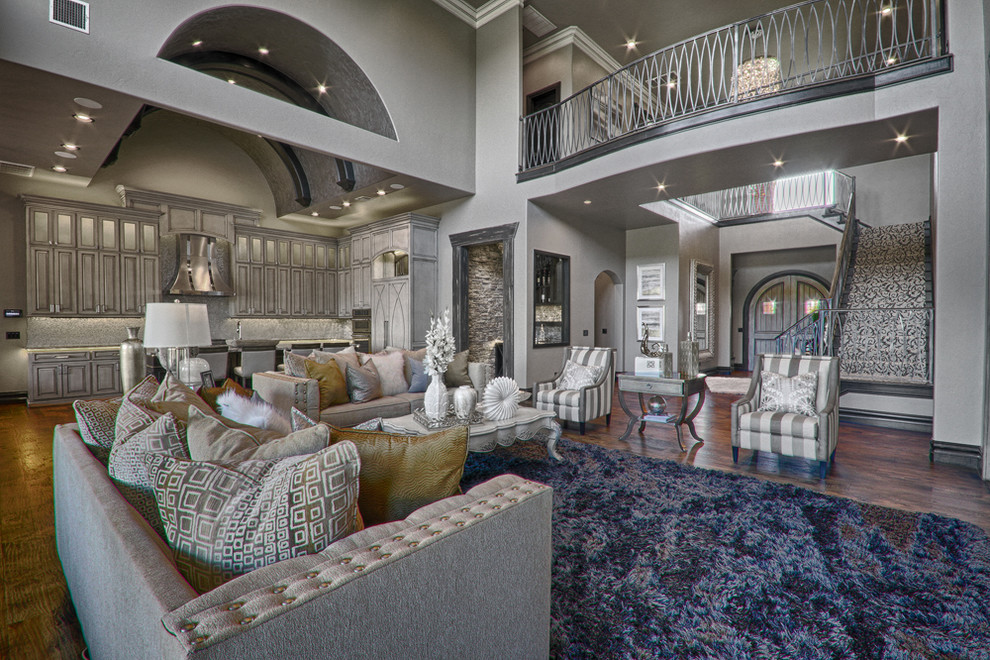 Großes Klassisches Wohnzimmer mit grauer Wandfarbe und braunem Holzboden in Oklahoma City
