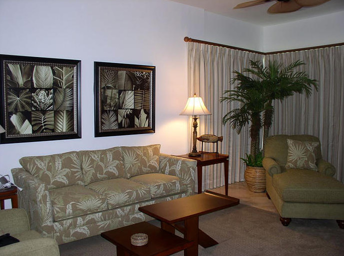 Свежая идея для дизайна: парадная, открытая гостиная комната среднего размера в морском стиле с белыми стенами, ковровым покрытием и бежевым полом без камина, телевизора - отличное фото интерьера