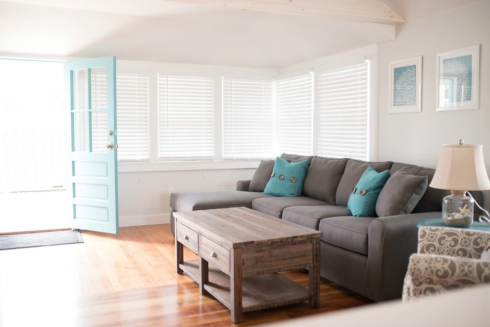 Foto di un soggiorno stile marinaro di medie dimensioni e aperto con sala formale, pareti bianche, parquet chiaro e TV a parete