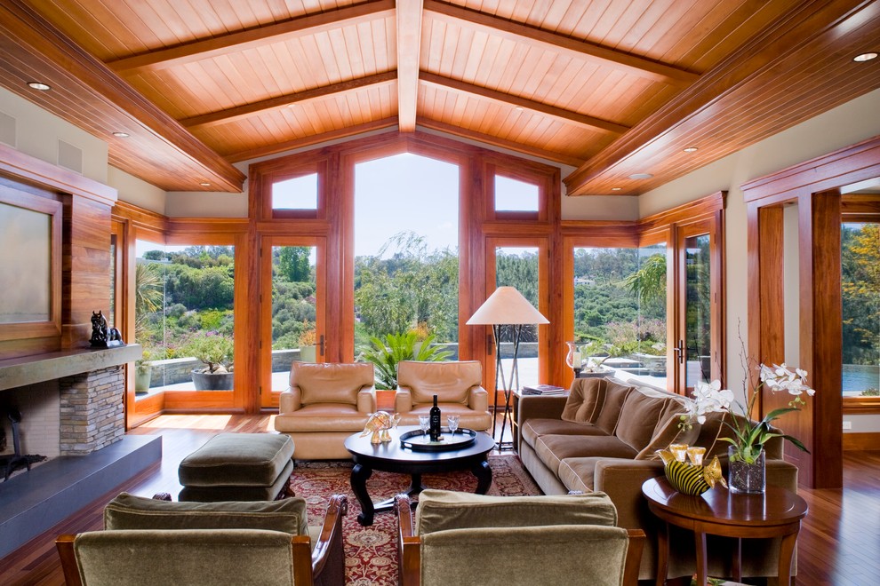 Immagine di un grande soggiorno stile americano con pareti beige e camino classico