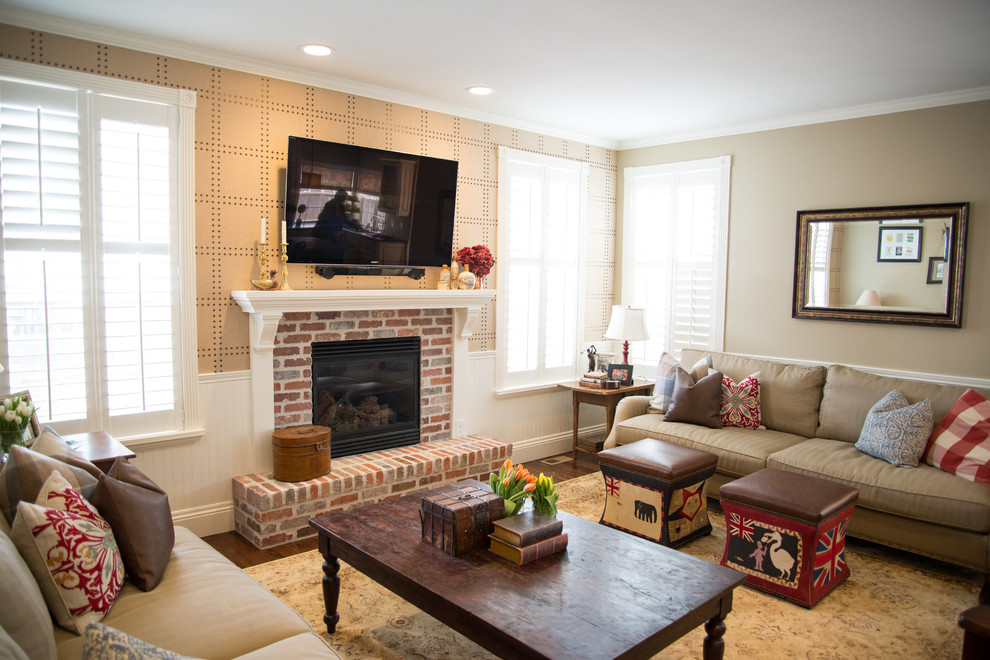 Diseño de salón clásico con paredes beige, todas las chimeneas, marco de chimenea de ladrillo y televisor colgado en la pared