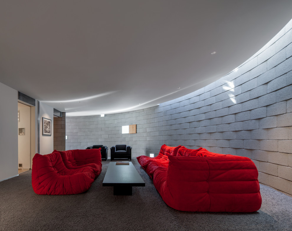 Стильный дизайн: огромная гостиная комната в современном стиле с серыми стенами - последний тренд