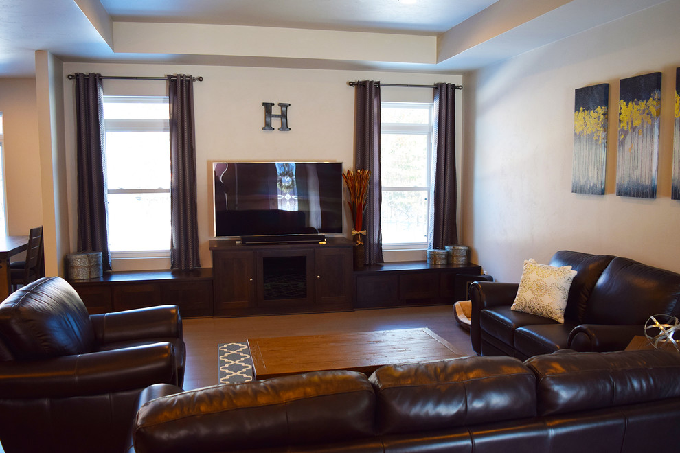 Foto de salón abierto actual de tamaño medio con paredes blancas, suelo de bambú y televisor independiente