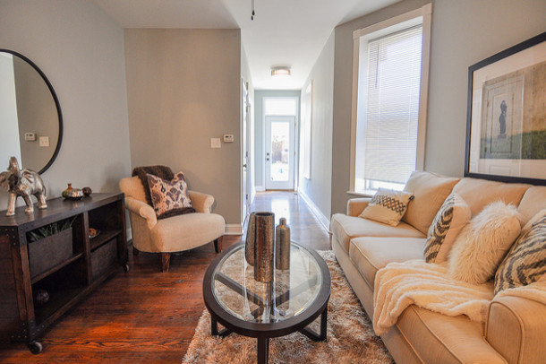 Immagine di un piccolo soggiorno chic aperto con pareti grigie e pavimento in legno massello medio