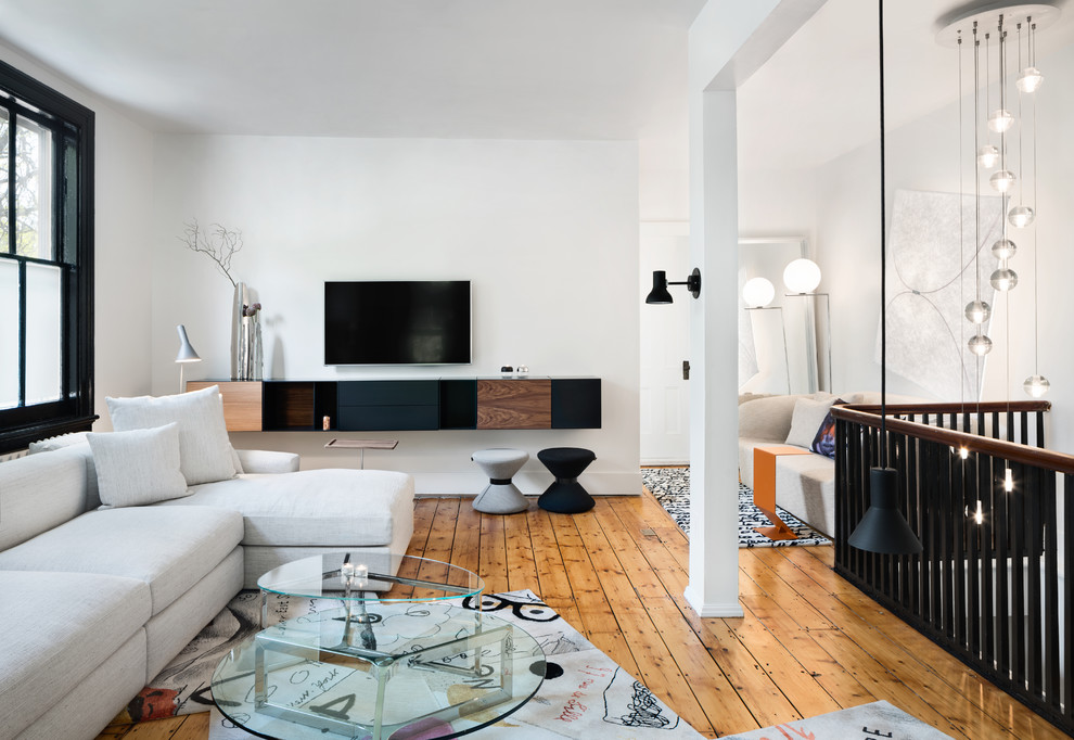 Foto de salón para visitas abierto contemporáneo de tamaño medio sin chimenea con suelo de madera en tonos medios y televisor colgado en la pared