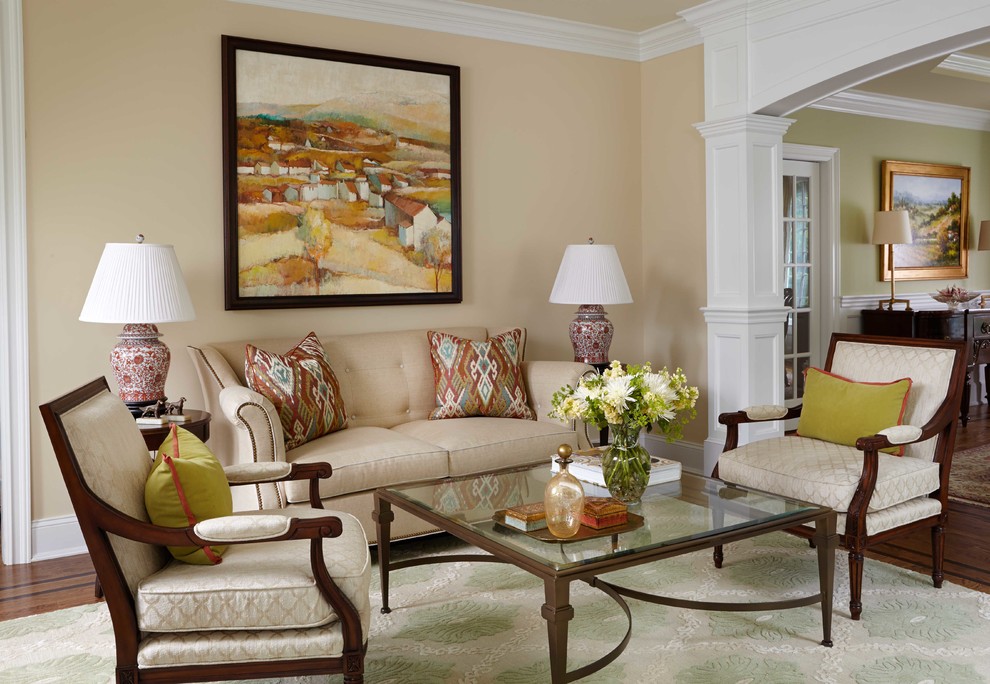 Mittelgroßes, Repräsentatives, Offenes Klassisches Wohnzimmer mit braunem Holzboden, beiger Wandfarbe, Kamin und Kaminumrandung aus Stein in Atlanta