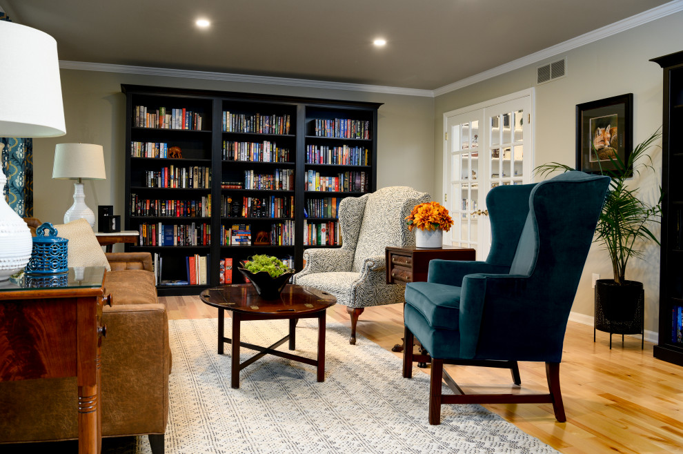 Idee per un soggiorno classico di medie dimensioni e chiuso con libreria, pareti beige, pavimento in legno massello medio e pavimento beige